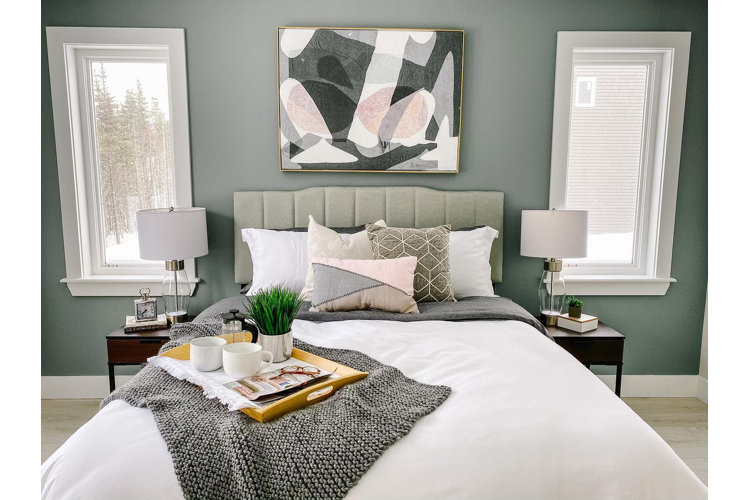 Mirrors above store bed